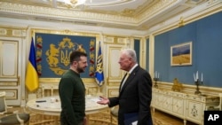 2025年2月20日，美國的烏克蘭和俄羅斯問題特使基斯‧凱洛格(右)和烏克蘭總統弗拉基米爾·澤連斯基在基輔會晤時交談。澤連斯基總統表示，烏克蘭和美國在達成協議方面正在“取得進展”。