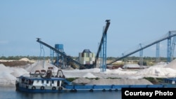 កប៉ាល់​យក្ស​ពីរគ្រឿង​ កំពុង​ចត​ទល់​មុខ​ឃុំព្រែកខ្សាច់ ខេត្ត​កោះកុង ដែល​គេ​សង្ស័យ​ថា ដឹក​ខ្សាច់​ស៊ីលីកា នាំចេញ​ទៅ​ក្រៅ​ប្រទេស។ (រូបថតដោយ ចលនា​មាតា​ធម្មជាតិ)