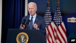 Президент США Джо Байден в четвер прокоментував дії уряду США щодо літаючих об'єктів над територією країни