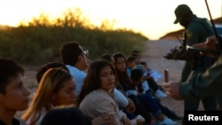ARCHIVO - Migrantes son detenidos por agentes de la Patrulla Fronteriza de Estados Unidos después de cruzar desde México. En Sunland Park, Nuevo México, Estados Unidos, el 2 de agosto de 2024.