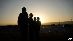 La policía peruana monta guardia en la frontera con Chile, en Tacna, Perú, el 28 de abril de 2023. Una crisis migratoria en la frontera entre Chile y Perú se intensificó el jueves cuando cientos de personas quedaron varadas, sin poder cruzar a Perú.