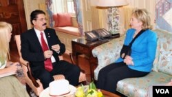 Manuel Zelaya junto a la secretaria de Estado Hillary Clinton reunidos en Wasington.