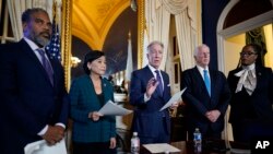 Predsednik kongresnov Odbora za poreska pitanja Ričard Nil (u sredini) na konferenciji za novinare posle sednice odbora na kojoj je izglasano da se objave Trampovi porezi