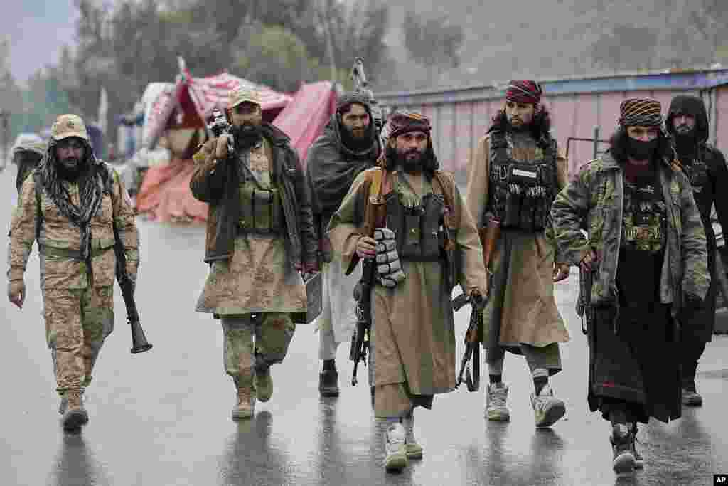 شماری از جنگجویان طالبان در ساحۀ مرزی تورخم، این گذرگاه مرزی به دلیل برخوردهای میان مرزبانان طالبان و پاکستانی، از چند هفته به اینسو به روی ترافیک مسدود است.