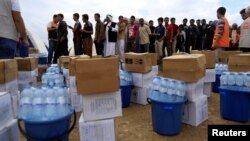 Distribution d'aide humanitaire au camp d'Al Khazer près de Hassan Sham, à l'est de Mossoul, en Irak, le 2 novembre 2016.