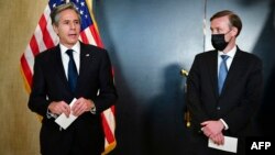 Američki državni sekretar Entoni Blinken (levo) i savetnik za nacionalnu bezbednost Džejk Sullivan (desno) tokom obraćanja medijima posle sastanka sa kineskom delegacijom u Enkoridžu, 19. marta 2021. (Foto: AFP/Frederic J. Brown) 