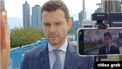 Во Скопје има Влада која, да го парафразирам премиерот, „нема само да мафта со европско знаменце, а во позадина да биде корумпирана, туку ќе има Влада која што на дело ќе покажува како се реформира правосудството и јавната администрација“, вели Муцунски. 