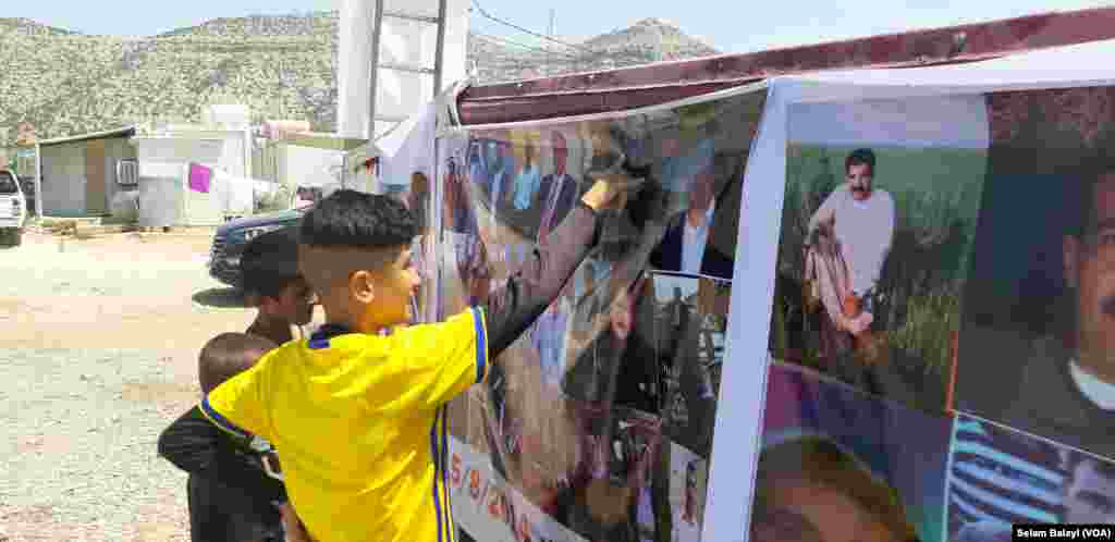 Wêneyên zarok û qurbaniyên qetlîama gundê Koço li kampa Qaidiya bîranaîna 6ê ya komkujiya gundê koço