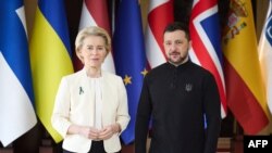 ယူကရိန်းသမ္မတ Volodymyr Zelenskyy နဲ့ ဥရောပကော်မရှင်ဥက္ကဋ္ဌ Ursula von der Leyen (ပုံဟောင်း - February 24, 2025 - Photo by Handout / UKRAINIAN PRESIDENTIAL PRESS SERVICE / AFP)