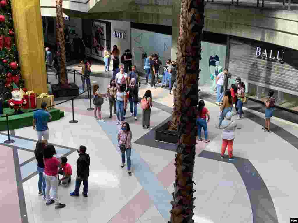 En el centro comercial El Recreo, hacia el centro de la ciudad, otros de los seis centros comerciales visitados por la VOA, eran las tiendas de ropa, accesorios y calzados las que tenían los descuentos. Foto: Luisana Solano - VOA
