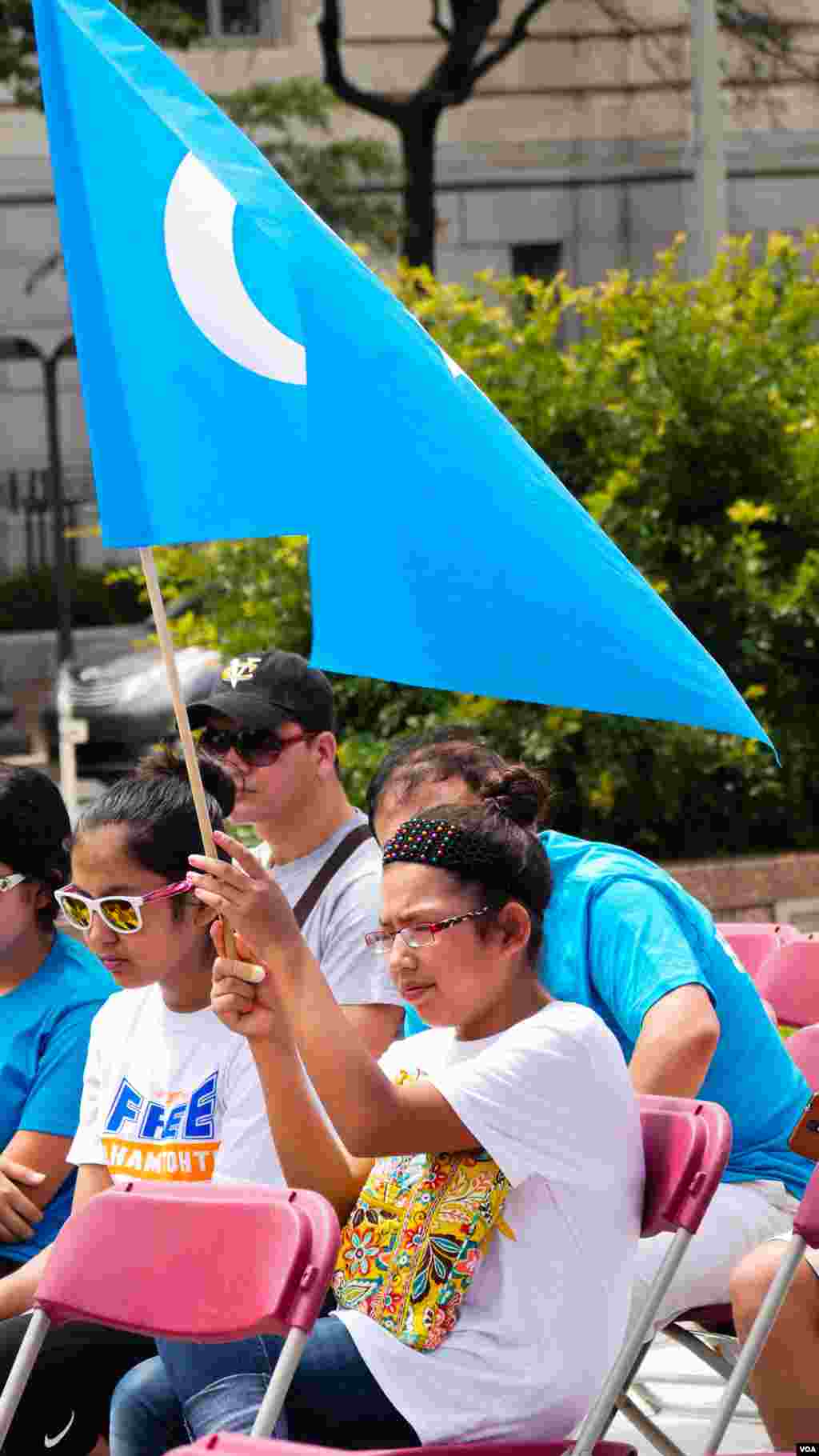 Vashingtonda Uyg'ur madaniy festivali. Tadbirdan so'ng jamoa Xitoy elchixonasi qarshisida norozilik namoyishi o'tkazdi, Vashington, 3-avgust, 2014-yil. Odil Ruzaliev surati