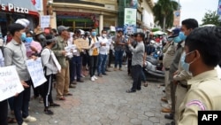 រូបឯកសារ៖ ក្រុម​អ្នក​គាំទ្រ​លោក រ៉ុង ឈុន ប្រធាន​សហភាព​សហជីព​កម្ពុជា​ លើក​បដា​ ក្នុង​ពេល​តវ៉ា​ទាមទារ​ឲ្យ​ដោះលែង​លោក នៅ​មុខ​តុលាការ​រាជធានី​ភ្នំពេញ ថ្ងៃ​ទី១ ខែសីហា ឆ្នាំ​២០២០។