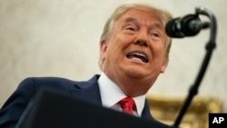 Predsednik SAD Donald Tramp govori na ceremoniji dodeljivanja Predsedničke medalje slobode bivšem fudbalskom treneru Lu Holcu u Beloj kući, 3. decembar 2020. (Foto: AP)