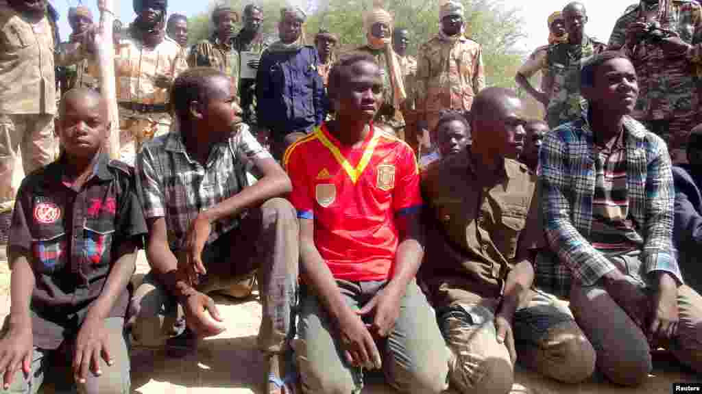 Tsoiffin 'yan kungiyar Boko Haram sun tattaru a gaban sojojin Chadi a garin Ngouboua ran 22 Afrilu, 2015. Yaran sun ce su 'yan kasar Chadi ne wadanda aka tilasta musu shiga kungiyar Boko Haram lokacin da suke karatun allo a Najeriya, amma daga baya sun kubuce suka gudu, suka mika kawunansu ga sojojin Chadi.