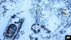 Архівне фото від лютого 2023 року: зруйнований російський танк в Україні. AP Photo/Evgeniy Maloletka