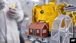 Модель шведского дома, созданная художником Микаэлем Генбергом. Фотография сделана в сентябре 2024 года на объектах ispace в Японии и предоставлена проектом Moonhouse (ispace mission 2 via AP)