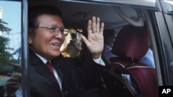 រូបឯកសារ៖ អតីត​ប្រធាន​គណបក្ស​សង្គ្រោះ​ជាតិ លោក កឹម សុខា បក់ដៃ​ពី​រថយន្ត​នៅ​មុខ​គេហដ្ឋាន​របស់លោកក្នុង​រាជធានី​ភ្នំពេញ នៅ​ថ្ងៃ​សុក្រ ទី​៣ ខែ​មីនា ឆ្នាំ​២០២៣។