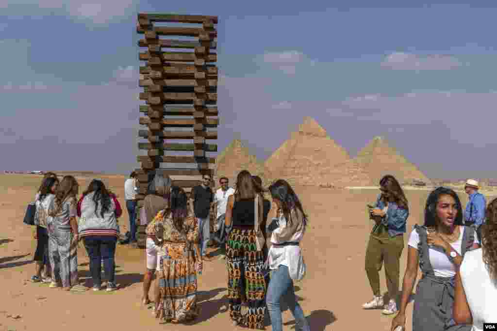 An art exhibit at the Great Pyramids of Giza, the first of its kind, shows works by Brazilian artist João Trevisan and other artists, in Giza, Oct 21, 2021. (Hamada Elrasam/VOA) 
