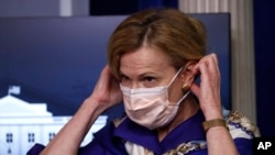 資料照：白宮應對疫情小組領導人之一的波克斯醫生在一個白宮記者會戴上口罩。