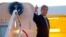Ngoại trưởng Kerry lên máy bay đến La Havana, Cuba, hôm 14/8/2015. 