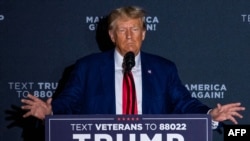 Arhiva - Donald Tramp, bivši predsednik SAD koji se kandidovao za republikansku nominaciju 2024, govori na skupu u okviru svoje kampanje u Nju Hempiru, 8. avgusta 2023.