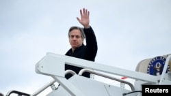 El secretario de Estado de EE. UU., Antony Blinken, saluda mientras aborda un avión para partir hacia Europa, el 3 de marzo de 2022 en la base de la Fuerza Aérea Andrews, Maryland.