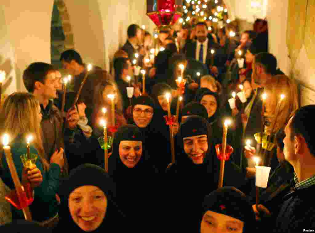 Православні черниці відвідують службу православну пасхальну службу в монастирі Святого Іоанна Хрестителя поблизу Маврово у Македонії, 16 квітня 2017 року.