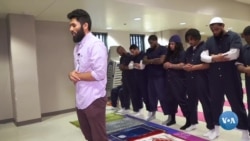 Qamoqxonada ibodat qilayotgan musulmonlar