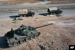 Napuštena vozila sirijske vojske nadomak Hame. (Foto: AP/Ghaith Alsayed)