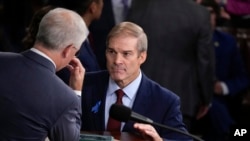 Jim Jordan (derecha), conversa con el representante Patrick McHenry, líder temporal de la Cámara de Representantes, mientras la Cámara se reúne para un segundo día de votación para elegir un presidente, en el Capitolio en Washington, el miércoles 18 de octubre de 2023.