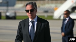 資料照片：美國國務卿布林肯2024年6月7日在法國西北部諾曼第海岸發表演講後抵達巴黎郊外的奧利機場。(法新社照片)