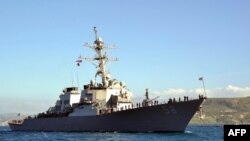Imagen de la Marina de los EEUU de abril de 2015 muestra al US Laboon navegando en bahía de Souda, Grecia. El ejército estadounidense dijo el 14 de enero que sus fuerzas derribaron un misil de crucero disparado contra el destructor estadounidense desde un área de Yemen.