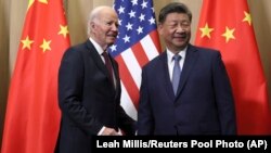 Presiden Amerika Joe Biden dan Presiden China Xi Jinping sebelum pertemuan bilateral di Lima, Peru, Sabtu, 15 November 2024. (Foto: Leah Mills/Reuters Pool via AP)