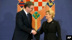 Predsednik Srbije Aleksandar Vučić i hrvatska predsednica Kolinda Grabar Kitarović rukuju se tokom sastanka u Zagrebu, 12. febraura 2018.