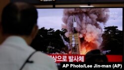 Građani na seulskoj Železničkoj stanici u Južnoj Koreji gledaju vesti o lansiranju rakete u Severnoj Koreji (Foto: AP Photo/Lee Jin-man)