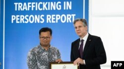 រូបឯកសារ៖ អ្នកសារព័ត៌មានឯករាជ្យលោក ម៉ិច ដារ៉ា ទទួល​ពានរង្វាន់ Report Hero ពីរដ្ឋមន្ត្រីការបរទេសសហរដ្ឋអាមេរិកលោក Antony Blinken នៅរដ្ឋធានីវ៉ាស៊ីនតោន កាលពីថ្ងៃទី១៥ ខែមិថុនា ឆ្នាំ២០២៣។