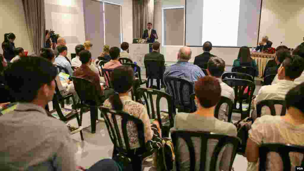 ពិធី​សម្ពោធ​គម្រោង​STEM​​​ គឺ​គម្រោង​ &laquo;មជ្ឈមណ្ឌល​STEM&raquo; ​និង​គម្រោង​&laquo;អ្នកវិទ្យាសាស្ត្រតូច​&raquo; របស់​ស្ថានទូត​អង់គ្លេស​ប្រចាំ​កម្ពុជា ​ក្នុង​រាជធានី​ភ្នំពេញ​​ ​កាល​ពី​ថ្ងៃទី​៩ ខែវិច្ឆិកា​ ឆ្នាំ២០១៦។​​ (ហ៊ាន​ សុជាតា​/ VOA)&nbsp;