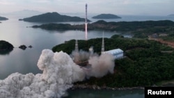 រូបភាពចេញផ្សាយដោយសារព័ត៌មានរដ្ឋកូរ៉េខាងជើង បង្ហាញទិដ្ឋភាពនៃការបាញ់រ៉ុក្កែត Chollima-1 របស់កូរ៉េខាងជើងនៅស្រុក Cholsan នៃកូរ៉េខាងជើង កាលពីថ្ងៃទី ៣១ ខែឧសភា ឆ្នាំ ២០២៣។ (KCNA via REUTERS)