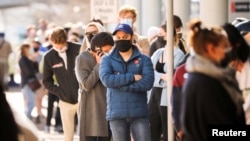 ARIVA - Red ispred centra za vakcinaciju protiv Kovida-19 u Kejp Taunu u Južnoj Africi, 20. avgusta 2021. 