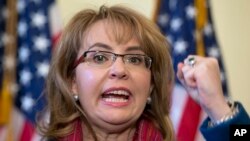 Gabby Giffords, lancienne parlementaire, victime des armes, a appelé les élus américains à être "courageux".