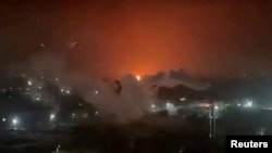 俄罗斯布良斯克一处油库冒出火焰和浓烟。（2024年12月11日）