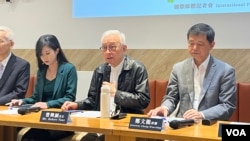 台灣芯片大廠聯電的前董事長曹興誠星期一(11月11日)在台北舉行記者會，聲稱將對中國國台辦提出刑事自訴，反制國台辦的台獨黑名單制裁（美國之音台北特約記者林乃絹拍攝）