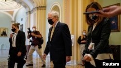 參議院多數黨領袖麥康奈爾在表決後離開參議院議事廳。 (2020年9月10日)