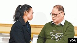 李明哲在服刑期间与探视的妻子李净瑜会面。