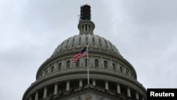 La cúpula del edificio del Capitolio de los Estados Unidos se ve en un día lluvioso mientras se acercaba la fecha límite para evitar un cierre del gobierno en Washington, Estados Unidos, el 26 de septiembre de 2023.