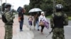 Bajo la vigilancia de soldados colombianos, migrantes venezolanos parten a pie a la frontera con Venezuela luego de un cierre para prevenir la propagación del coronavirus, en Bogotá, Colombia. Abril 6, 2020. Foto: AP.