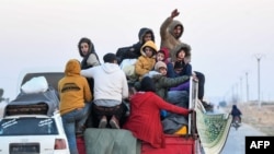 រូបឯកសារ៖ ជនជាតិឃឺដស៊ីរីជិះនៅខាងក្រោយរថយន្ត ដើម្បីភៀសខ្លួនពីតំបន់នានានៅជាយក្រុងភាគខាងជើងនៃទីក្រុង Aleppo ដែលពីមុនត្រូវបានគ្រប់គ្រងដោយកងកម្លាំងប្រជាធិបតេយ្យស៊ីរីដឹកនាំដោយជនជាតិឃឺដ។