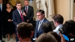 Спикер Палаты представителей Майк Джонсон общается с прессой в здании Капитолия.