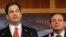 Los senadores Marco Rubio, en primer plano, y Bob Menéndez durante una rueda de prensa, en enero de 2013.