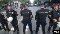 Policija sprečava radikale i desničare da dođu do mesta održavanja festivala Mirdita - dobar dan, u Beogradu, 30. maja 2018. (Foto: Veljko Popović, Glas Amerike)